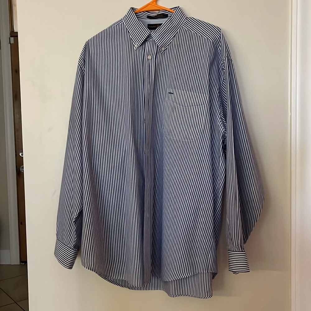 Tommy Hilfiger L shirt in excellent condition.